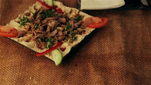 Den traditionella maten av Mellanöstern Hummus. Traditionella arabiska rätter. Den andra huvudrätten, en sida skålen. — Stockvideo