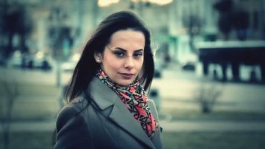 Güzel genç kız closeup portresi. Beyaz, güzel genç kız kameraya bakıyor. Bir şehir sokak genç bir kız portresi.