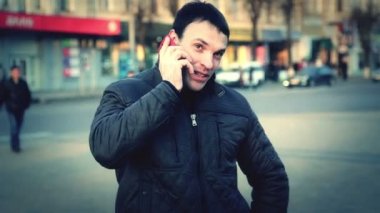 Kentin genç bir adam portresi. Beyaz adam telefonda şehir bahsediyoruz. Başka bir şehirde turist adam.