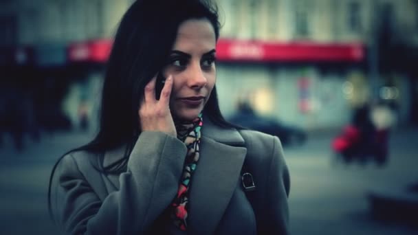 Retrato de una hermosa joven primer plano. Caucásico, hermosa jovencita mirando a la cámara. Retrato de una joven en una calle de la ciudad . — Vídeos de Stock