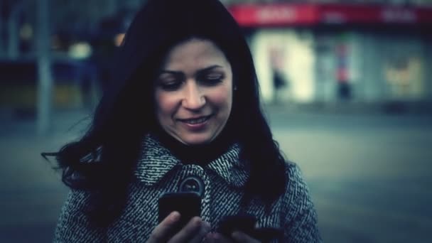 Retrato de una joven y hermosa chica con el teléfono. Caucásico chica hablando en un teléfono celular . — Vídeos de Stock