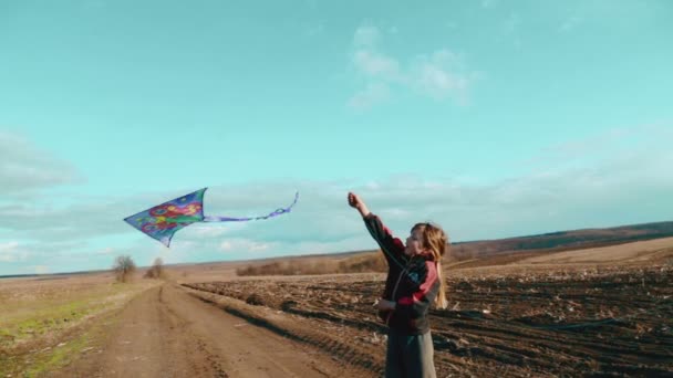 Garçons caucasiens volant un cerf-volant. Enfants jouant dans la nature avec un cerf-volant. Deux frères dirigent un cerf-volant . — Video