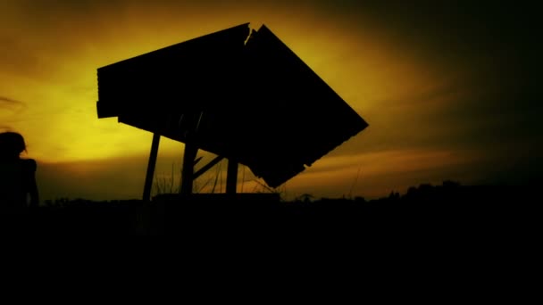 Silhouet van een vader en zoon bij zonsondergang. Silhouet van een man en kind bij zonsondergang in het veld. Vader en zoon bij zonsondergang in de oude gebouwen. — Stockvideo