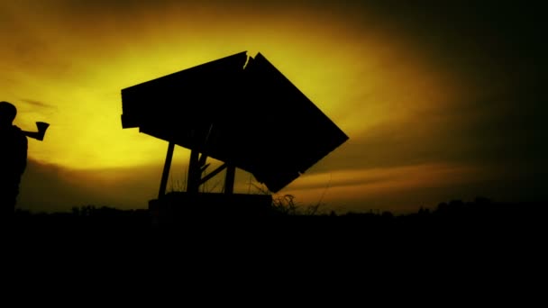 Silueta de un hombre al atardecer en el campo. La silueta de un hombre con un hacha en el viejo pozo. Silueta al atardecer Maderero, leñador. Hombre, naturaleza, puesta del sol . — Vídeos de Stock