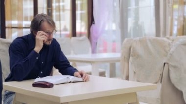 Kafede güzel bir kızla olan adam. Beyaz bir adam ve kadın bir kafede konuşuyorlar. Kafede Aşk çift.