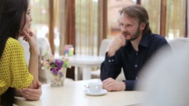 Beyaz bir çift bir kafede randevuda. Genç bir adam ve kadın bir restoranda konuşuyorlar. Yakışıklı bir adam ve güzel bir kız. Aşk, aile ve insan ilişkileri kavramı.