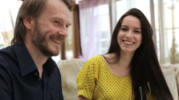 Couple caucasien dans un café à un rendez-vous. Un jeune homme et une jeune femme qui parlent dans un restaurant. Un bel homme avec une belle fille à un rendez-vous. Le concept d'amour, de famille et de relations humaines . — Video