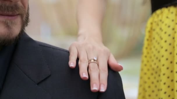 Portret van een man en een meisjes hand. Vrouw legt zijn hand op de schouder van de Mans. Mannen gezicht close-up en een vrouwelijke hand. Concept van liefde, relaties, gevoelens. — Stockvideo