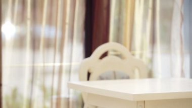 Vinnitsa, Ukrayna 06.06.2015. Reklam restoranı Artal, Vinnitsa, st. Artyom, 8. Genç güzel kadın bir masada bir restoranda oturan Artal, Vinnitsa, Ukrayna.