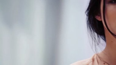Genç ve güzel bir kadının portresi. Çekici genç bir kadının yüzü. Çok güzel genç kadın kameraya bakıyor. 23'lerinde profesyonel model.