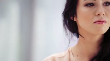 Genç ve güzel bir kadının portresi. Çekici genç bir kadının yüzü. Çok güzel genç kadın kameraya bakıyor. 23'lerinde profesyonel model.
