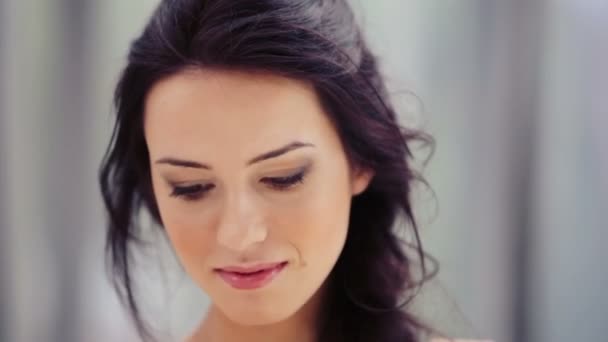 Retrato de uma jovem bonita a cheirar um buquê de lavanda. Mulher bonita inala a fragrância das flores. O rosto da menina de perto com um buquê de lavanda . — Vídeo de Stock