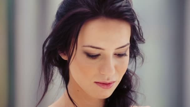 Retrato de una hermosa joven olfateando un ramo de lavanda. Hermosa mujer inhala la fragancia de las flores. La cara de la chica de cerca con un ramo de lavanda . — Vídeos de Stock