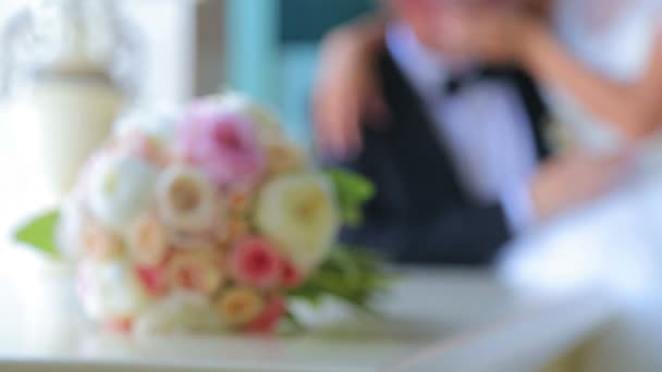 Brud bukett bukett på bordet. Elegant bröllop brudens bukett. — Stockvideo