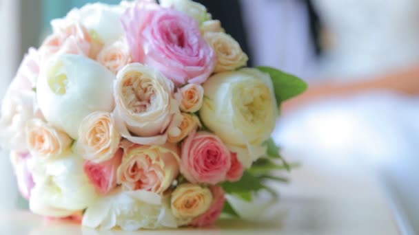 Bouquet da sposa sul tavolo. Matrimonio elegante il mazzo della sposa . — Video Stock