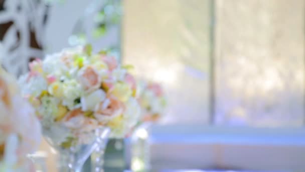 在桌子上的新娘花束花束。典雅婚纱新娘的花束. — 图库视频影像