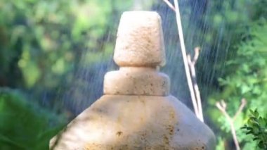 Yağmurda Japon bahçe fener. Japon taş fener üzerinde düşen yağmur damlaları.