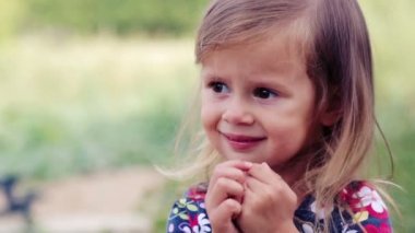 Beyaz küçük kız sosis mangal yiyor. Çocuk bir kız doğada yiyor. Emotsonalny çocuk sağlıklı gıda iştah açıcı yiyor. Bir yemek için bir çocuk portresi.