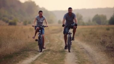 Doğada Bisiklete binme keyfini genç bir çift. Yürüyüş, Bisiklet kadın ve erkek. Genç çift bir alanda yürüyüş âşık. Spor, eğlence, yaşam biçimi.