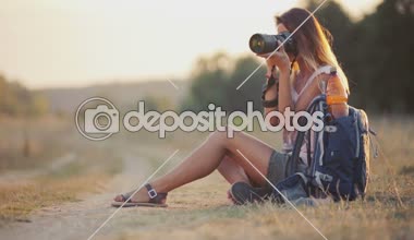 Bozkır güzel genç kadın gazeteci. Doğa kameraya olan kız. Bir kamera bir Safari ile genç bir kadın. Seyahat, turizm, macera.