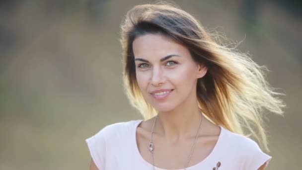 Retrato de uma mulher bonita com uma lente na mão. Menina bonita olhando através da lente da câmera. Retrato de uma menina bonita close-up . — Vídeo de Stock