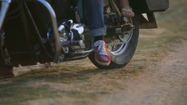 Uomo e donna in moto all'aperto. Innamorato di una giovane bella coppia su una moto in campagna . — Video Stock