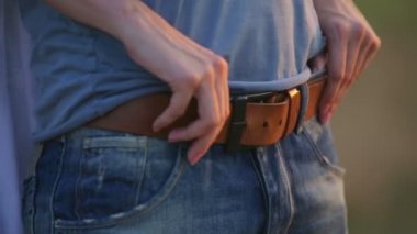 Erkekler ve kadınlar el ele. Erkek ve kadın el closeup portresi.