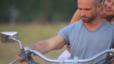 Erkek ve kadın bir motosiklet açık havada. Genç güzel birkaç ülkenin bir motosiklet aşığı. Spor, eğlence, doğa.