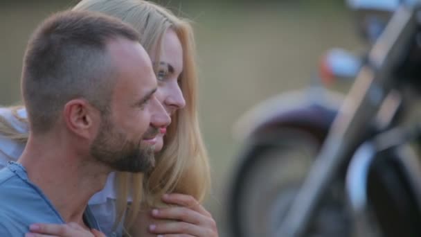 Muž a žena na motorce venku. V lásce s mladým nádherný pár na motorce v zemi. Sport, rekreace, příroda. — Stock video