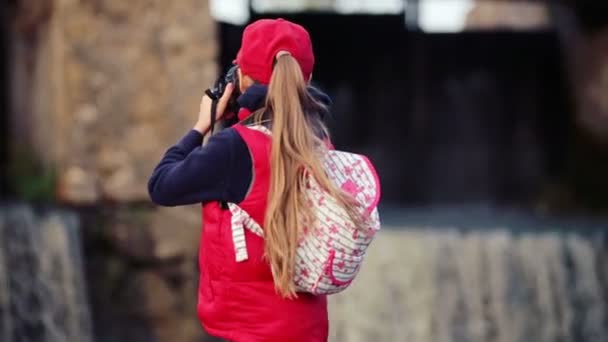 Дитина підкреслює природу фотоапарата. Дівчина подорожує з камерою . — стокове відео