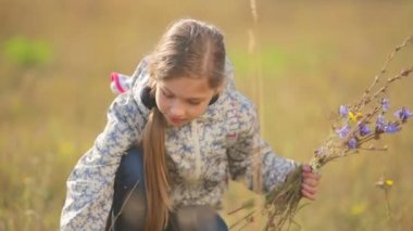 Kırsal kesimde tarlada bir çocuk. Yakın bir kız portresi.