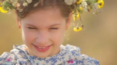 Kırsal kesimde tarlada bir çocuk. Yakın bir kız portresi.