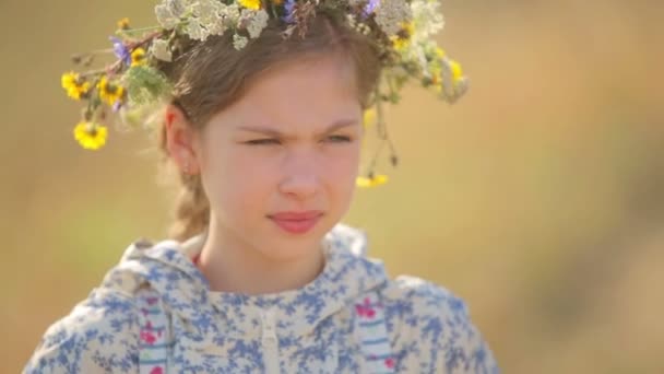 Un niño en un campo en el campo. Retrato de una chica de cerca . — Vídeo de stock