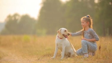 Açık havada onun köpeği olan bir çocuk. Onu köpek evin dışında kız çocuk portresi. Köpeğiyle bir yürüyüşte kız.
