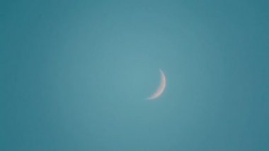 Eksik aya düşüyor kalıcı. Gibbous ay ağda gökyüzünde hareket eder. Zaman atlamalı yarım ay ve hızlı Super ay önce akan bulutlar.