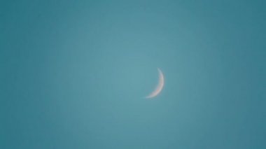 Eksik aya düşüyor kalıcı. Gibbous ay ağda gökyüzünde hareket eder. Zaman atlamalı yarım ay ve hızlı Super ay önce akan bulutlar.
