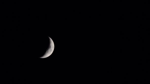 Onvolledige moon rising modaal. Wassende maan maan beweegt langs de hemel. Tijd Lapse halve maan en wolken stroomt snel voor Super maan. — Stockvideo