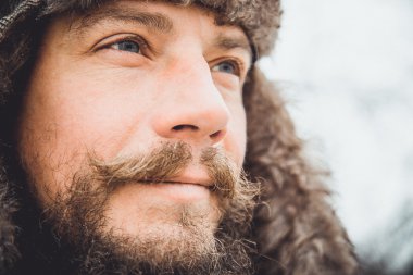 Sakallı genç yakışıklı bir adam portresi. Bir kişi yakın çekim sakallı bir adam. Sakallı tam yüz.