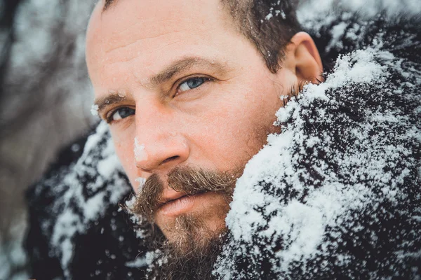 Retrato de um jovem bonito com barba. Uma pessoa próxima de um homem barbudo. Cara cheia barbuda . — Fotografia de Stock