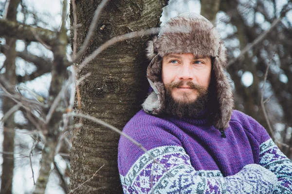 Retrato de um jovem bonito com barba. Uma pessoa próxima de um homem barbudo. Cara cheia barbuda . — Fotografia de Stock