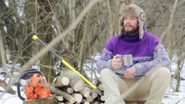 Sakallı adam ormanda çay içme. Kışın dinlenme sakallı oduncu.