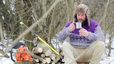 Sakallı adam ormanda çay içme. Kışın dinlenme sakallı oduncu.