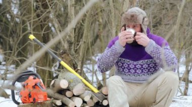 Sakallı adam ormanda çay içme. Kışın dinlenme sakallı oduncu. Öğle Yemeği oduncu kış.