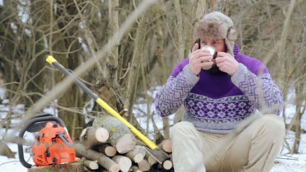 Bearded man drinking tea in the forest. Bearded woodcutter at rest in winter. Lunch have lumberjack winter. — Stock Video