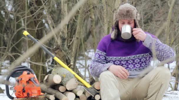 胡子的人在森林里喝茶。在冬季休息的胡子的樵夫。午餐有伐木工人冬季. — 图库视频影像