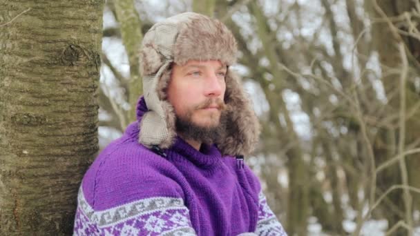 Retrato de um jovem bonito com barba. Um homem barbudo nos bosques de inverno. Saudável jovem barbudo homem na natureza . — Vídeo de Stock