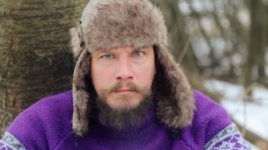 Bir sakallı duygusal adam portresi. Kışın sakallı bir duygusal adamın yüzü.