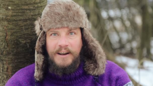 Retrato de un hombre emocional con barba. El rostro de un hombre emocional barbudo en invierno . — Vídeos de Stock