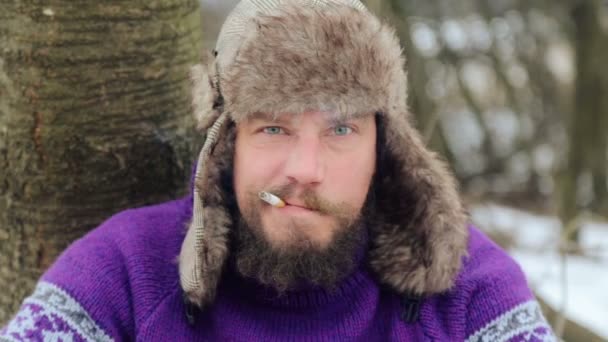 Portret van emotionele man met een baard. Het gezicht van een bebaarde emotionele man in de winter. — Stockvideo