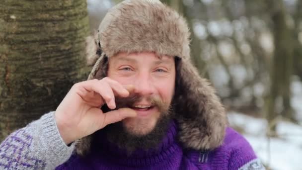 Portret van emotionele man met een baard. Het gezicht van een bebaarde emotionele man in de winter. — Stockvideo